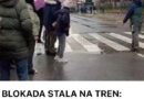 Na društvenim mrežama je objavljen snimak na kom se, prema tvrdnjama autora, vidi kako građani u blokadi propuštaju automobil pod policijskom pratnjom u kom se nalazi žena koja se porađala, piše Nova.rs.