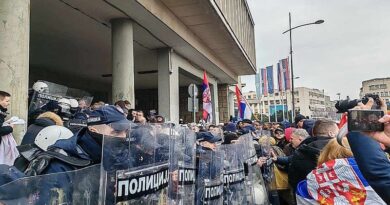 Neredi u Novom Sadu: Građani zasuli policiju jajima, opoziciji nedozvoljen ulazak na skupštinu