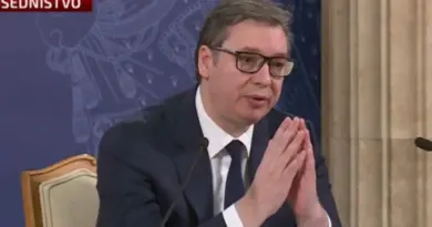 OPET GURA PRSTE GDJE NE TREBA: Vučić poručio da Srbija “mora pomoći u izlasku iz krize u RS”